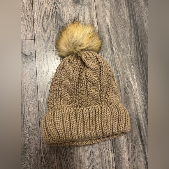 Accessories - ⚠️3 FOR $10 SALE⚠️🦌
Cozy Tan Knit Beanie with Faux Fur Pom
